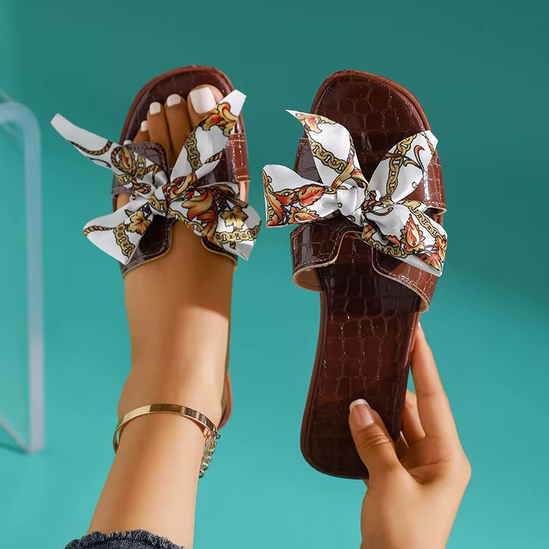Sandalias Planas Tipo Mule con Textura Croco y Lazo Estampado