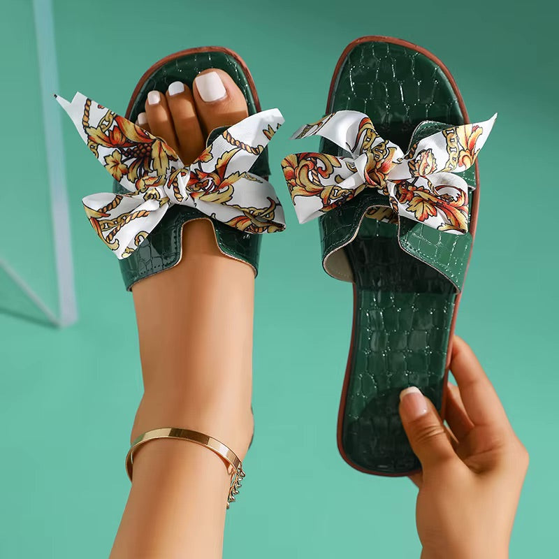 Sandalias Planas Tipo Mule con Textura Croco y Lazo Estampado