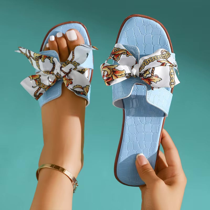 Sandalias Planas Tipo Mule con Textura Croco y Lazo Estampado