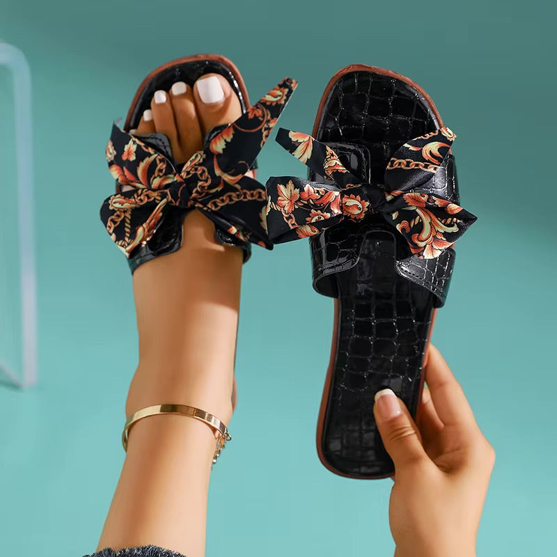 Sandalias Planas Tipo Mule con Textura Croco y Lazo Estampado
