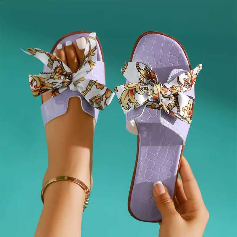 Sandalias Planas Tipo Mule con Textura Croco y Lazo Estampado