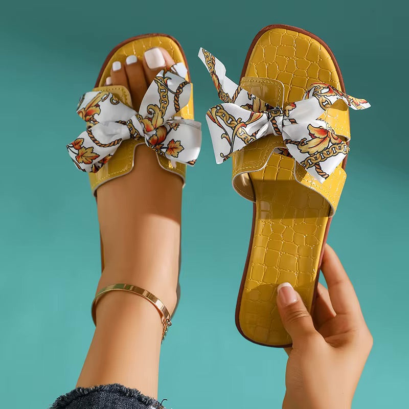 Sandalias Planas Tipo Mule con Textura Croco y Lazo Estampado