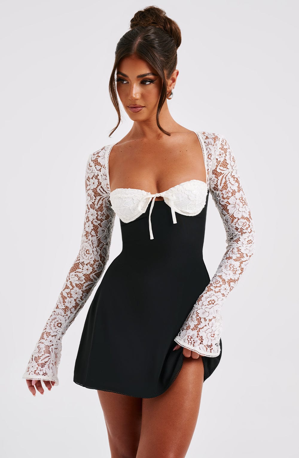 Isabella • Vestido Mini Noir Lace