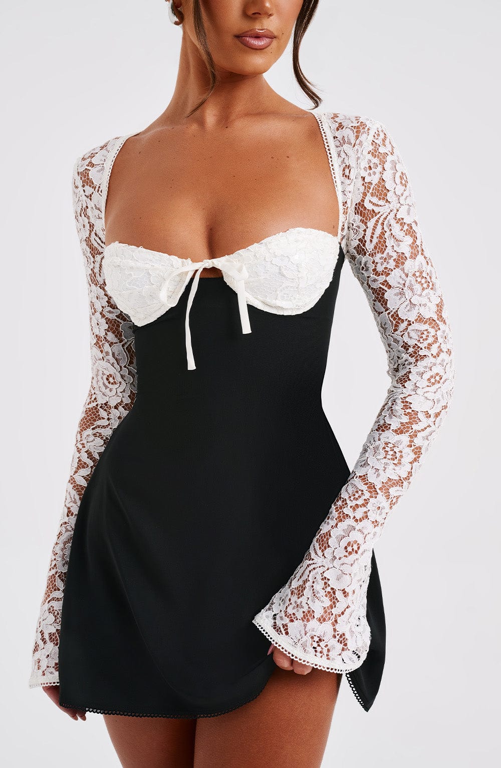 Isabella • Vestido Mini Noir Lace