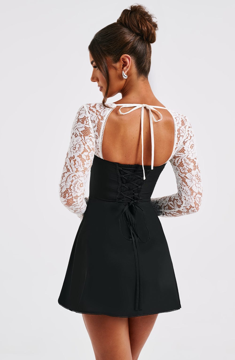 Isabella • Vestido Mini Noir Lace